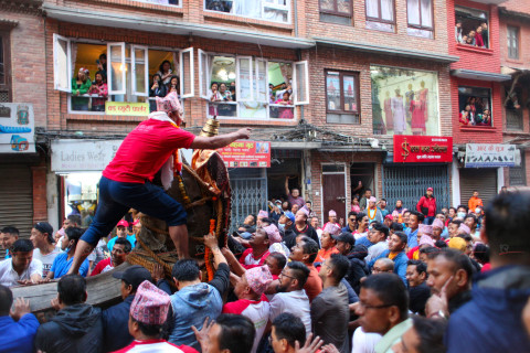 तस्बिरमा हेर्नुहोस् रातो मच्छिन्द्रनाथ रथयात्राको पहिलो दिन